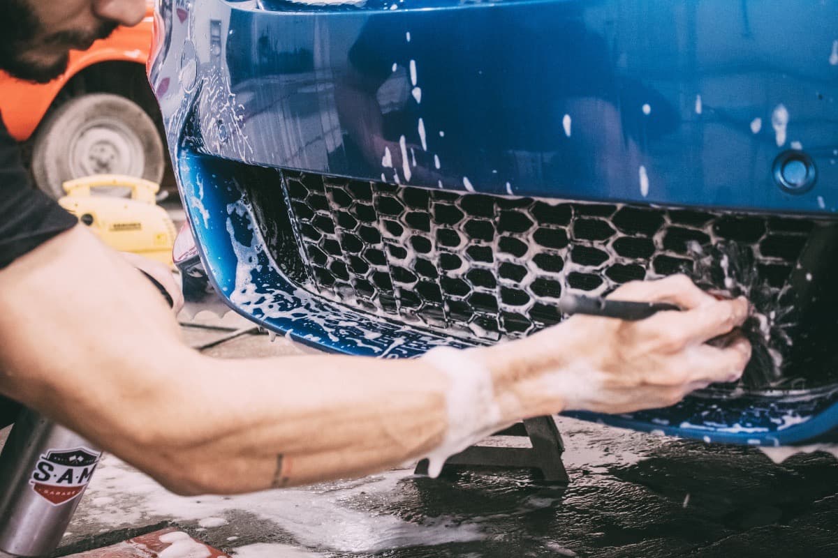 Limpieza profunda de fascia delantera durante servicio de detallado automotriz en Monterrey