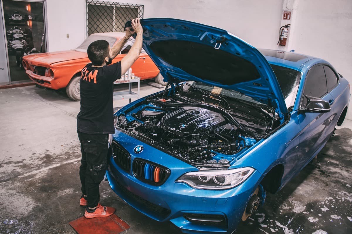 Limpieza detallada de motor como parte del servicio de detallado automotriz completo