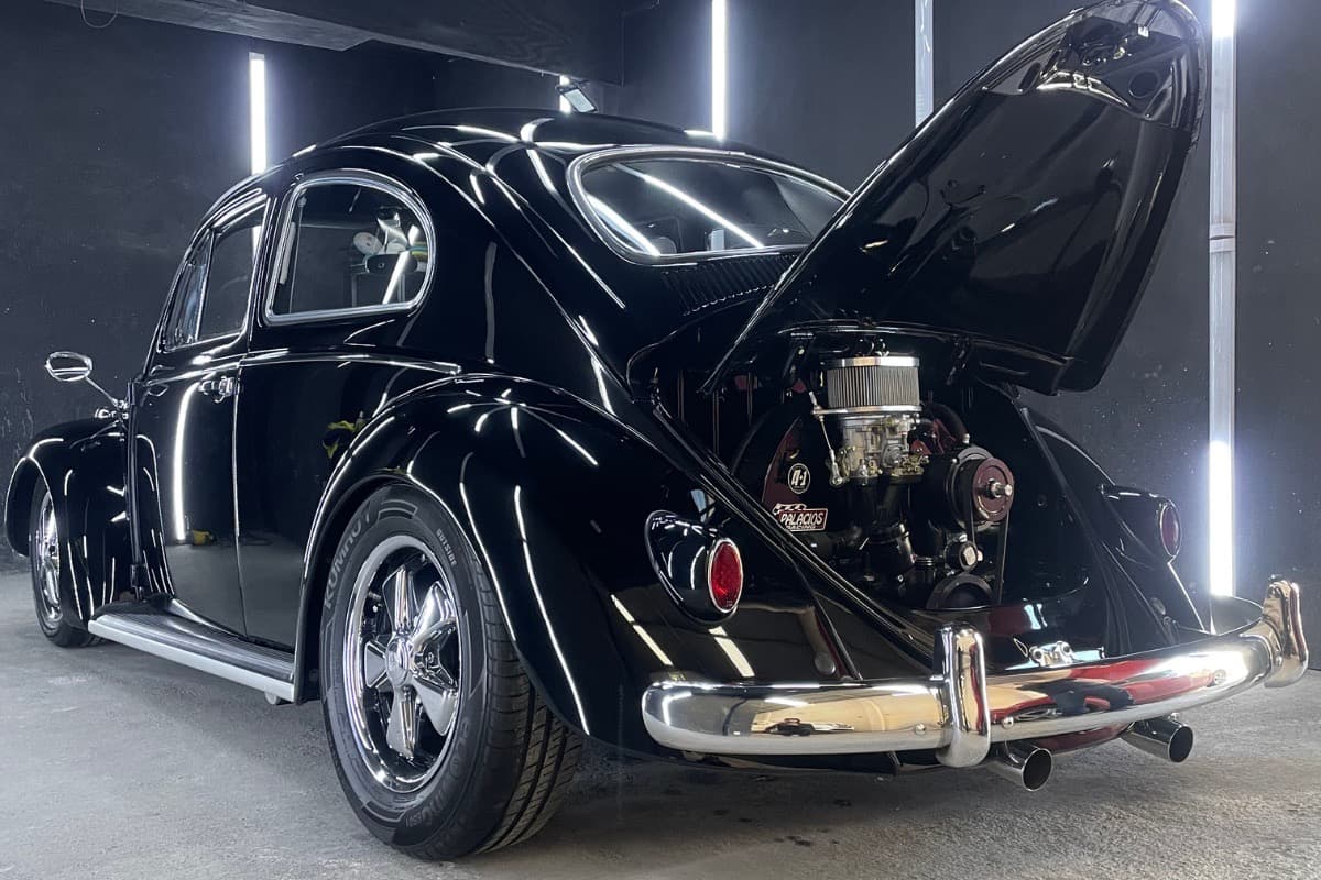 Auto clásico negro con protección de pintura aplicada en Monterrey con brillo profundo y acabado detallado