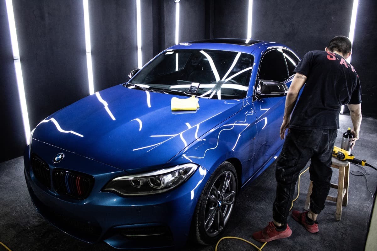 Proceso de pulido y corrección de pintura en BMW azul para eliminar swirls y micro-rayones